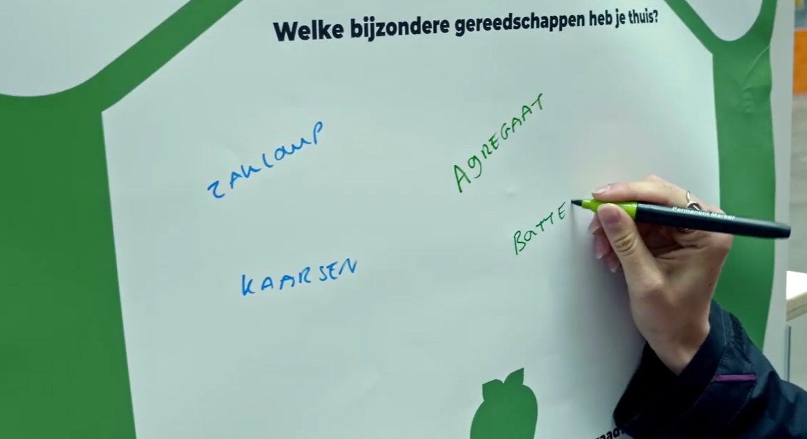 Bord met de woorden zaklamp, agregaat, kaarsen en het woord batterijen wordt nog geschreven.